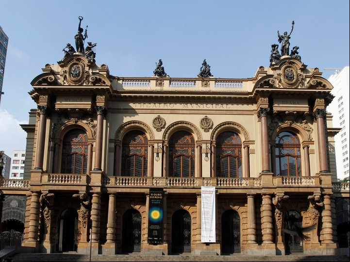 El Teatro Municipal de día.