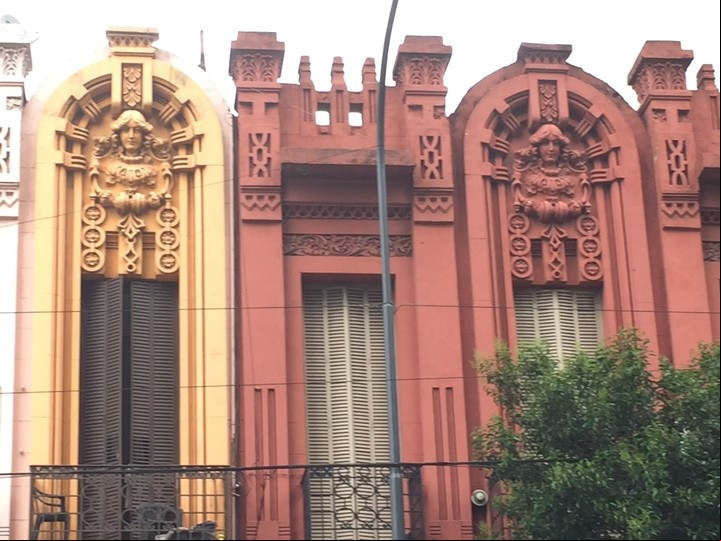 Antiguo Hotel Napoli. Lo construyó el arquitecto español Guillermo Álvarez. Está en Rivadavia al 3200, pegado a la Casa de los Pavos Reales.
