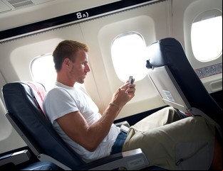 ¿Por qué los asientos de avión no están alineados con las ventanillas?
