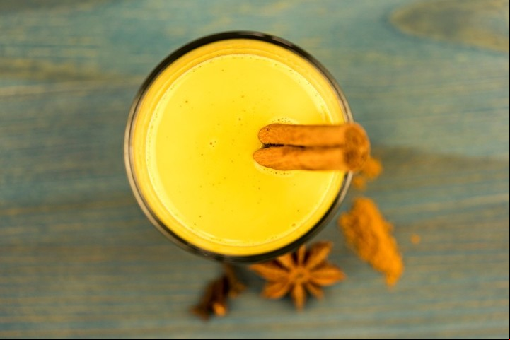 El cúrcuma latte (o leche dorada) es otras opción de consumo para mejorar la salud.