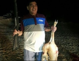 Una supuesta foto de Diego Maradona de cacería generó revuelo en las redes sociales