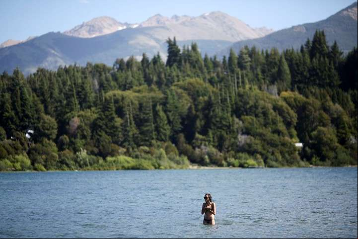 La playa del lago Nahuel Huapi, Bariloche. Foto: EFE