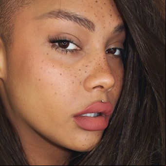 Las pecas están de moda y ahora vienen autoadhesivas