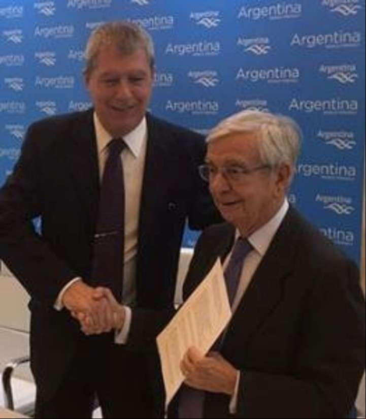 Camilo Suárez, de la AHRCC, y Rafael Anson Oliart, titular de Asociación Iberoamericana fe Gastronomía, durante la firma del convenio.