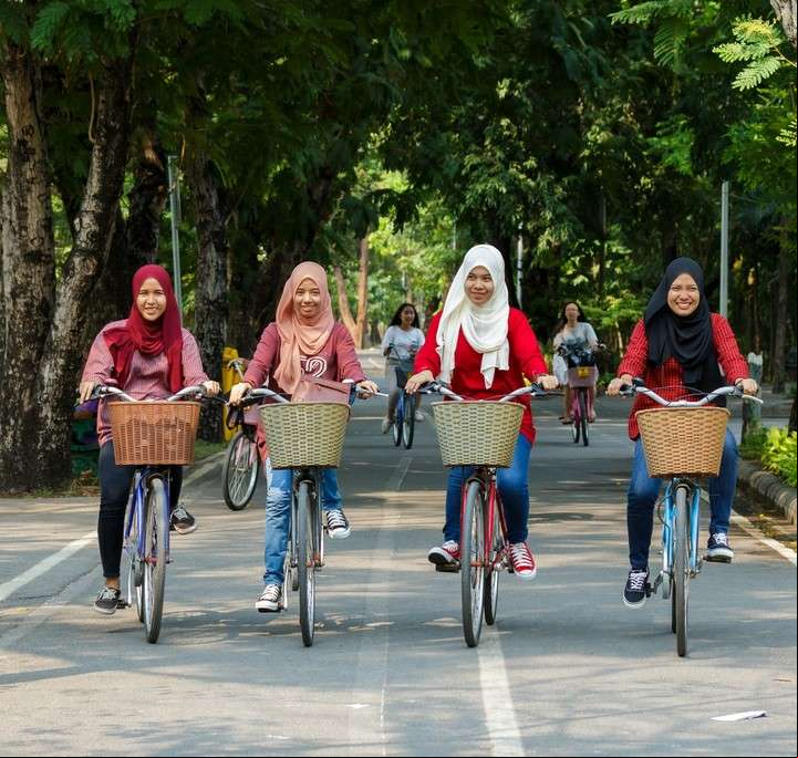 Mujeres andando en bicicleta.