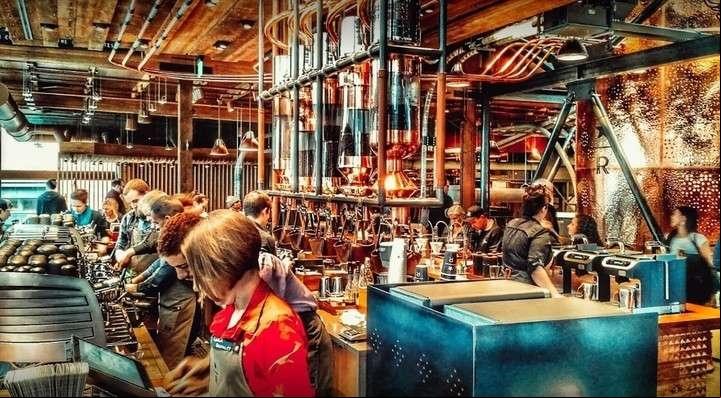 Único: en "Starbucks Reserve, Roastery & Tasting Room" se hacen degustaciones de café y visitas guiadas a la tostadora.
