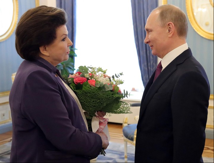 El presidente ruso Vladimir Putin con la hoy diputada Valentina Tereshkova, Foto: AFP.