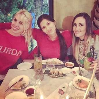 El suéter que arrasa entre las famosas y que Wanda Nara ya compró