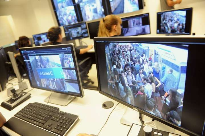 Centro de monitoreo de camaras de suguridad en el subte de la linea D, uno de los puntos de la ciudad con cámaras. Foto Archivo Clarín (Lucía Merle)