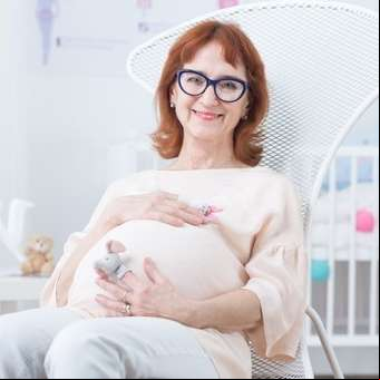 ¿Existe un límite de edad "ético" para traer un hijo al mundo?