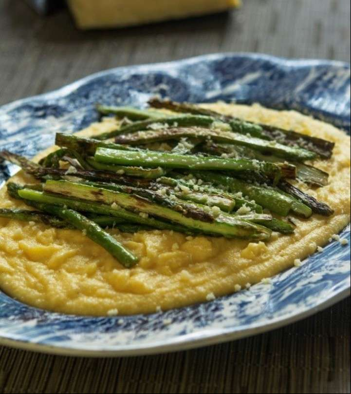 Polenta cremosa con espárragos por Pablo Massey.