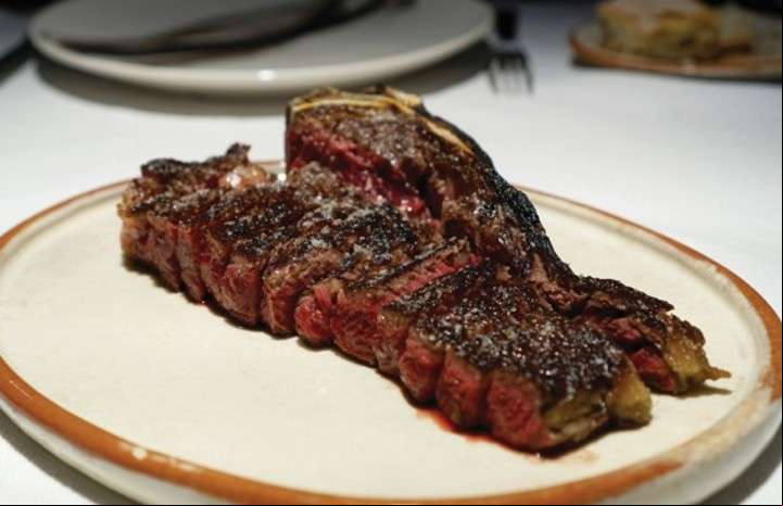 La simplicidad aparente de sus platos esconde una gran complejidad técnica, basada en precisión, paciencia y respeto por el producto. Foto: Asador Etxebarri.