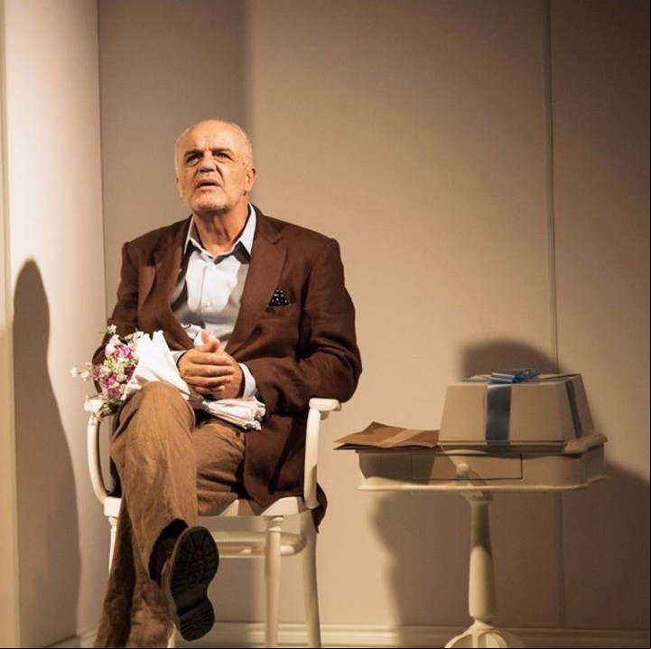 En la soledad de "El elogio de la risa", obra que piensa reversionar, aprovechando que es unipersonal.