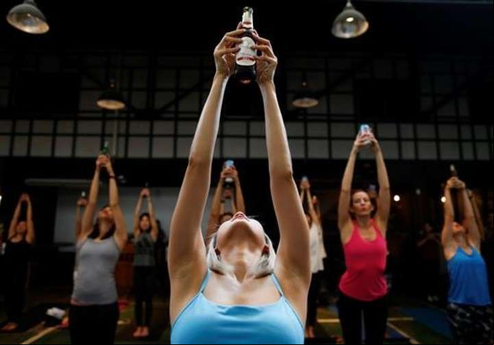 El yoga cervecero "es divertido, pero no es broma", afirman sus creadoras. (EFE)
