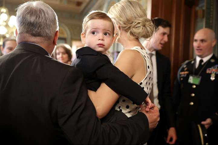 Theodore James Kushnery su madre Ivanka Trump. Foto: AFP.