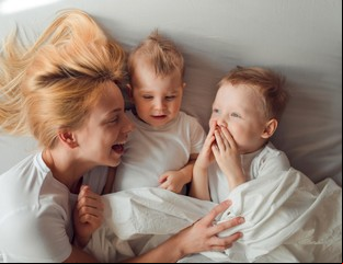 Hijos nacidos por reproducción asistida: la pregunta por el origen y los cuentos infantiles para explicarles todo