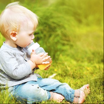 Según los pediatras, los niños menores de un año no deben tomar jugos de frutas