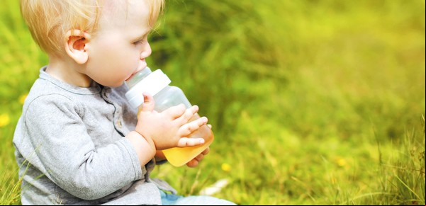 Según los pediatras, los niños menores de un año no deben tomar jugos de frutas