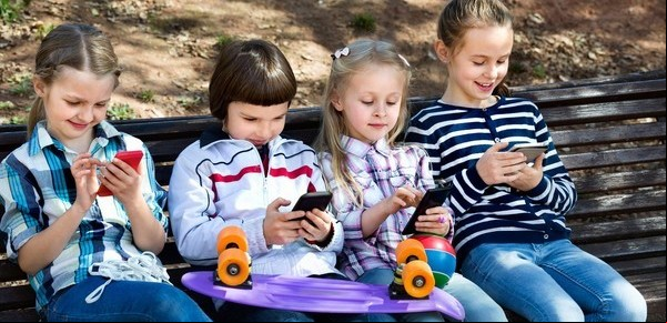 ¿A qué edad comprarles el primer celular a los chicos?