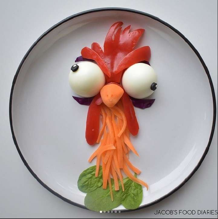 clarin.com Paso a paso para armar un gallo, con morrón rojo huevos zanahoria y pancake buenos aires plato para chicos niños plato como armar un gallo con vegetales verduras paso a paso