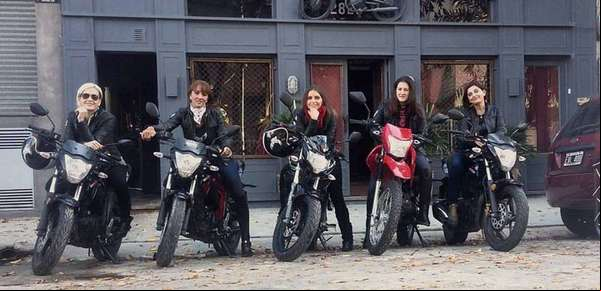 Súbete a mi moto: las chicas viajan en dos ruedas