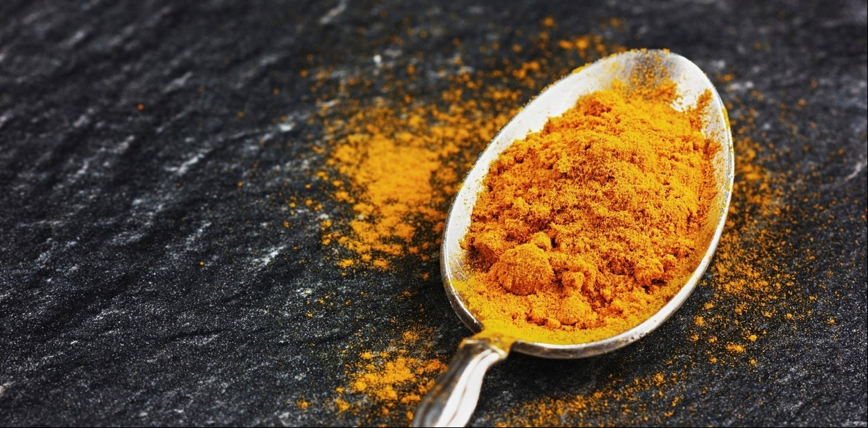 La cúrcuma, una especia con múltiples propiedades y beneficios. Alimentación sana.