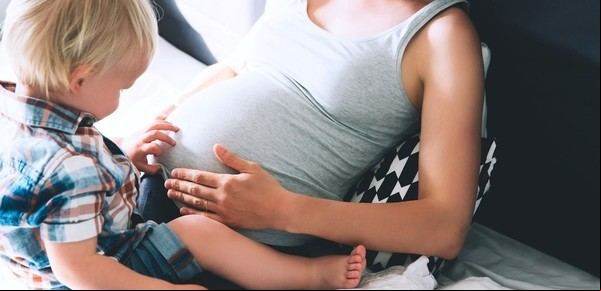 Una escritora española le pide a la RAE que cambie la definición de madre