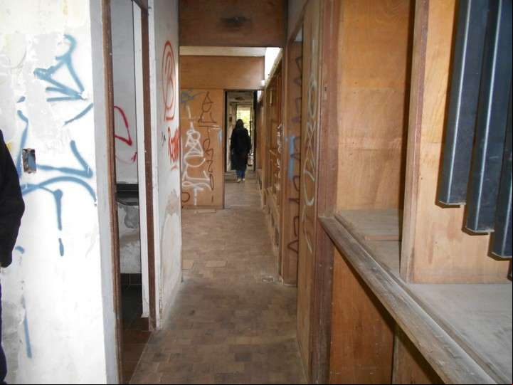 Deterioro. La casa fue víctima de un incendio y otros actos de vandalismo.