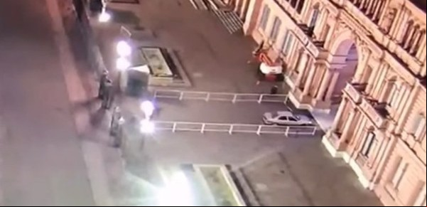 Tras el incidente con un auto, echan a custodios de la Casa Rosada