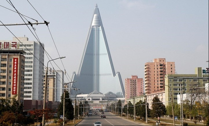 Es uno de los 50 edificios más altos del mundo. Y en la capital norcoreana es posible verlo desde cualquier punto.