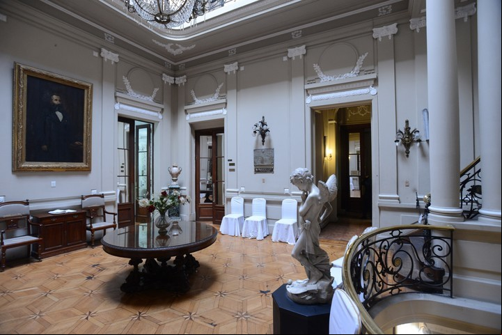 Sala. Como de un palacio, en el Club del Progreso. / Luciano Thieberger.