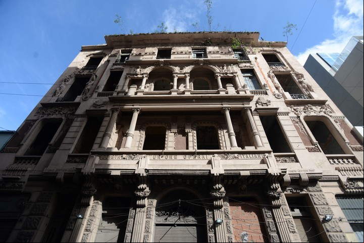 Fachada. De la ex sede de Unione Operai Italiani. Esculturas del arquitecto Colombo aún perduran, /Luciano Thieberger.