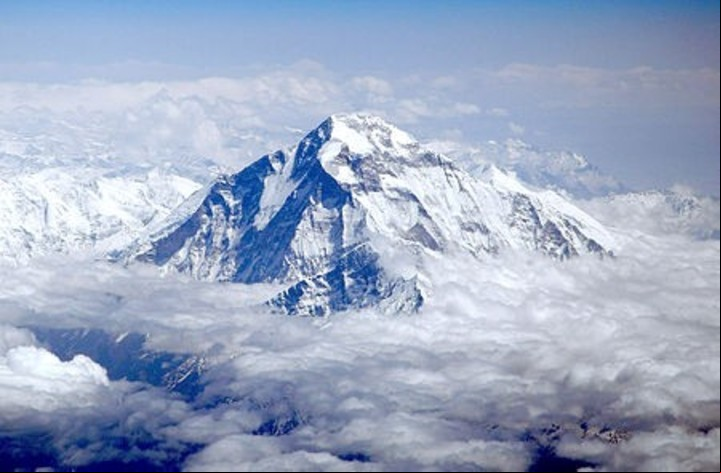 En la cordillera del Himalaya, la montaña Dhaulagiri con 8.167 metros, es una de las catorce más altas del mundo