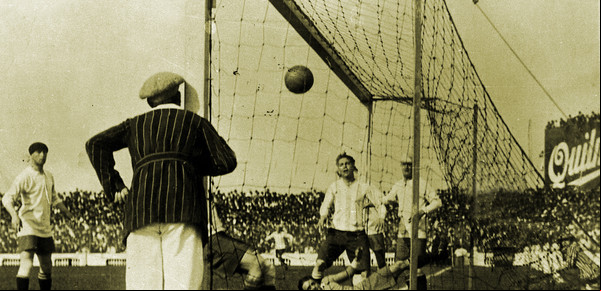 La memoria colectiva celebra los 100 años del gol olímpico, la única cuenta pendiente de Lionel Messi