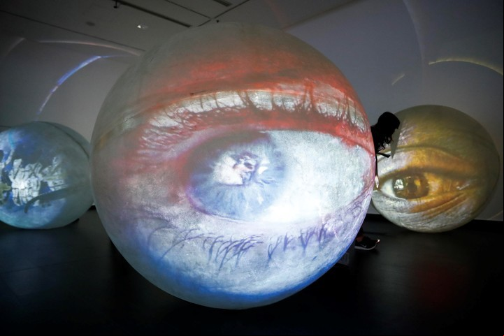 La obra del norteamericano Tony Oursler, "Laberinto de espejos (ojos inertes viven)". EFE/David Fernández