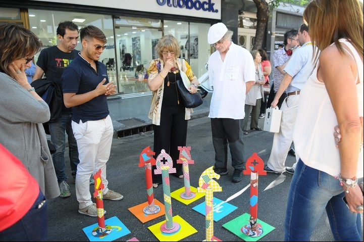 A jugar. Los grandes también se divierten en los grandes tableros "callejeros" que ya caracterizan a esta movida. / Silvana Boemo