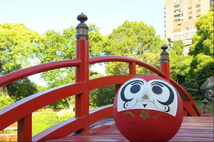 "Daruma". Invita al esfuerzo. Hay que pintarle un ojo al plantearse un objetivo y el otro, una vez que se lo ha conseguido. / Archivo Clarín