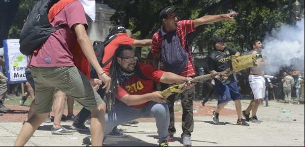 Benefician con prisión domiciliaria al militante de izquierda que atacó con un mortero en el Congreso
