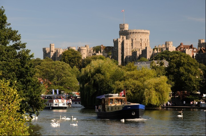 El castillo de Windsor asoma entre la vegetación. El edificio aún sigue en uso por la realiza británica.