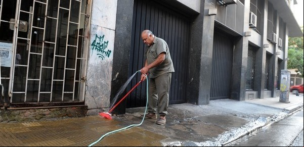 Consorcios de edificios: deben pagar el bono a los encargados, pero no tendrán ningún reintegro