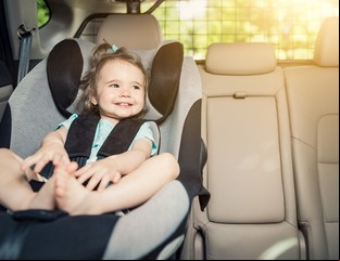 El síndrome del bebé olvidado y cómo la tecnología ayuda a evitar niños abandonados en el asiento trasero del auto