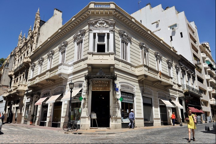 Vista. De la sede del Museo, sobre la antigua farmacia La Estrella, en Defensa 201./ Maxi Failla