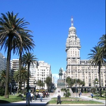 Un gigante en el paisaje urbano  de Montevideo