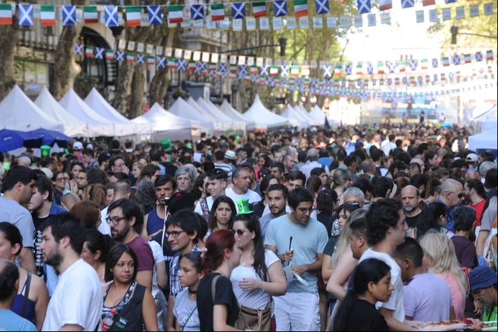 Multitud. En los stands de la movida. / Martín Bonetto.