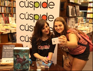Para una buena selfie, nada mejor que un libro