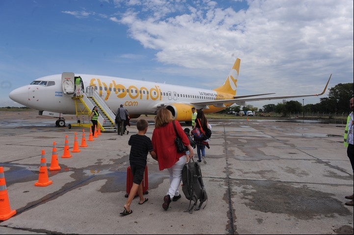 Pasajeros suben al primer vuelo de Flybondi desde El Palomar, en febrero. Esa línea aérea ya lleva a un 7% de los pasajeros de cabotaje del país. (Foto: Martín Bonetto)