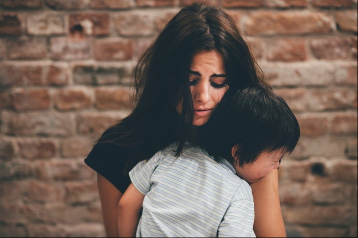 El "burnout" parental y la sobre exigencia de la sociedad moderna.