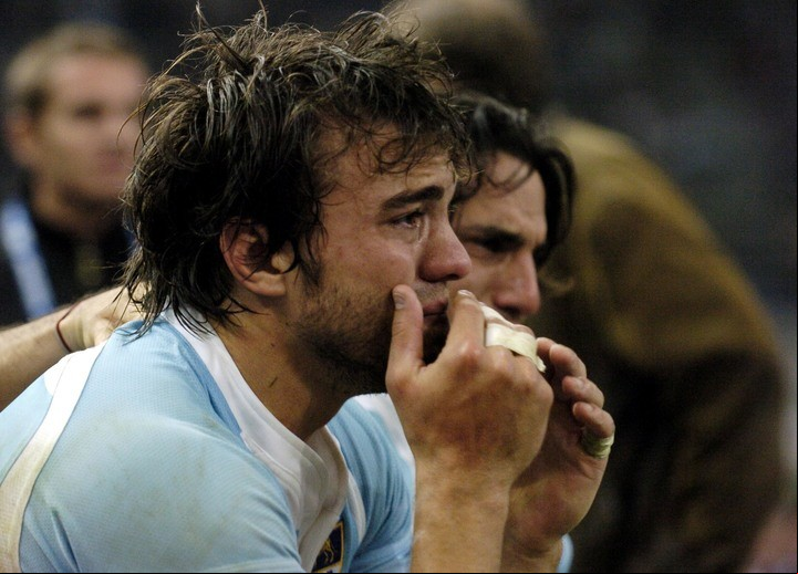 Juan Martín Hernández se lamenta junto a Agustín Pichot tras perder la semifinal en París del mundial 2007 frente a sudáfrica. Archivo Clarín