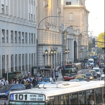El colectivo, el medio de transporte público más elegido por los porteños