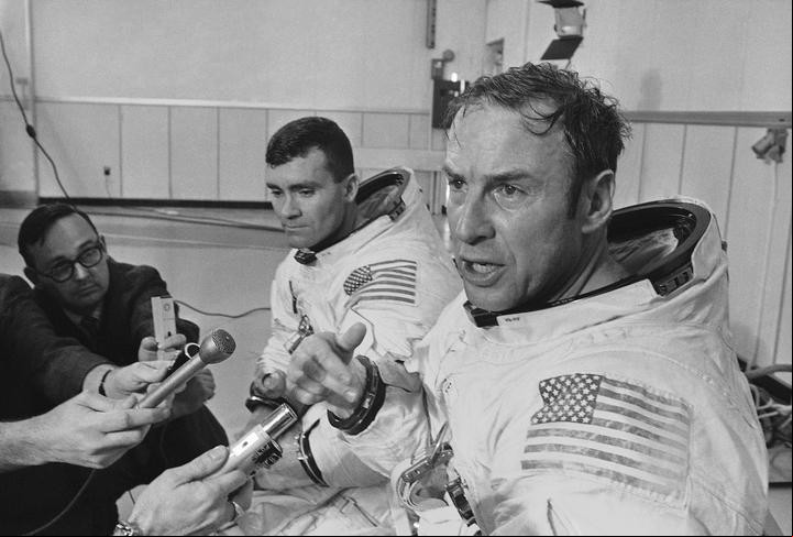 James A. Lovell habla durante el regreso de la misión, en 1970. (Foto: AP).